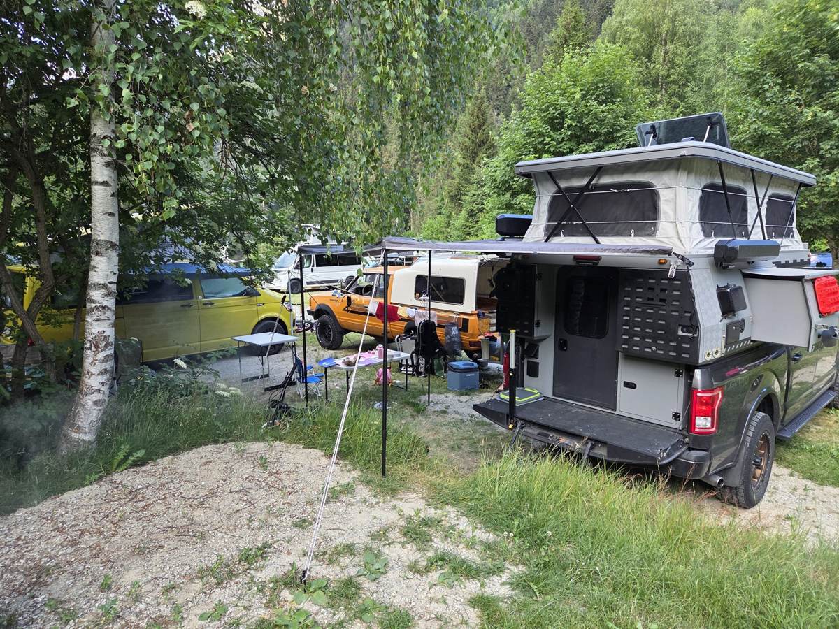 TP03 auf Campingplatz im Wald zwischen Birken, Heckklappe offen