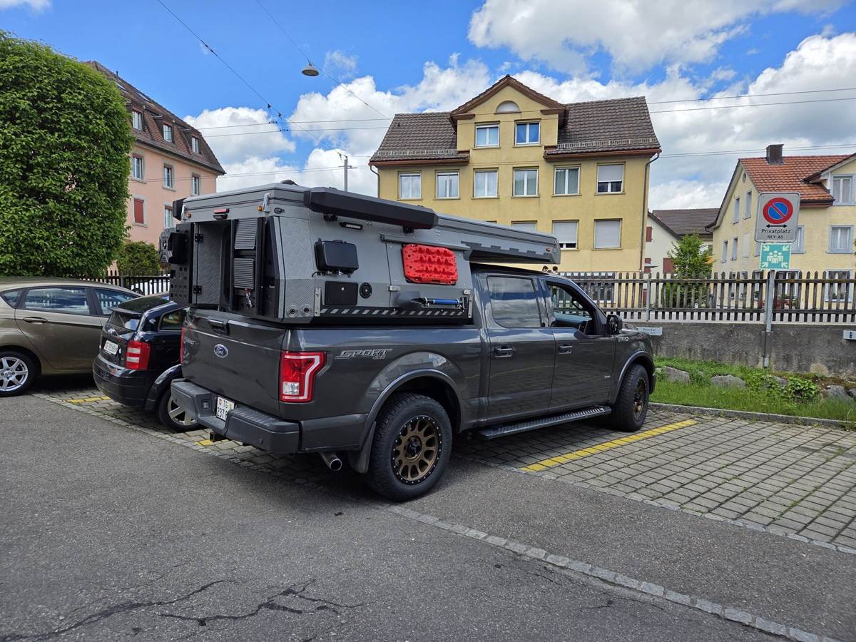 CraneRock TP03 auf Ford F-150 in einer Schweizer Ortschaft geparkt